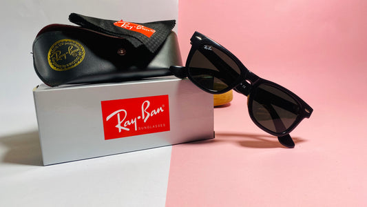 Ray-Ban Wayfarer Sunglasses – Classic Black Frame with Full Original Packaging Set
